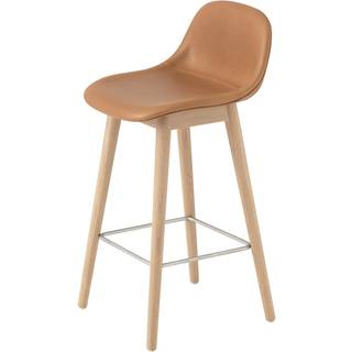 Muuto - Fiber Bar Stool W. Backrest Wood Base 65 cm Refine Leather Cognac/Oak - Barstole og bartaburetter - Iskos-Berlin - Brun - Træ/Syntetisk
