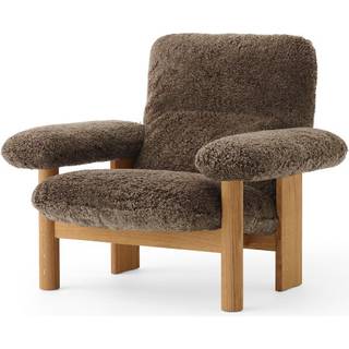 Audo Copenhagen - Brasilia Lounge Chair Solid Natural Oak  Fabric Cat. 2 Dunes Col. Camel, - Lænestole - Anderssen & Voll - Træ farvet - Læder/Træ/Skum