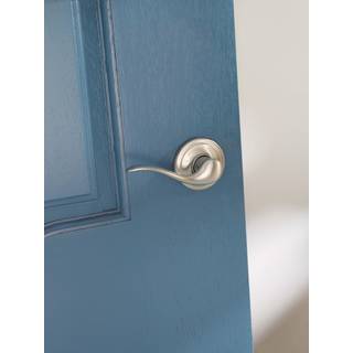 Kwikset Tustin Interior Passage Door Handle Lever til skab og halldøre reversibelt ikke-låsningshåndtag på håndtag Satin-nikkel med mikrobanbesky
