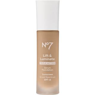 No7 Lift & Luminate Triple Action Serum Foundation - Honey - Medium -Buildable Coverage Foundation med lys, der reflekterer partikel & SPF 15 for