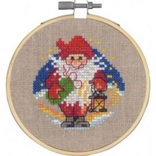Broderikit Nisse m/ lygte m/ 5810/10 10 Ø Perfekt til julens kreative sysler Indeholder alt nødvendigt til broderi Broderet på hørlærred, 10 Ø cm Nisse med lygte design i korssting Rammen inkluderet i pakken.