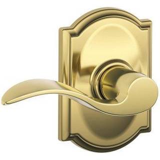 Schlage Accent Lever med Camelot Trim Hall og skabslås i lys messing - F10 ACC 605 CAM