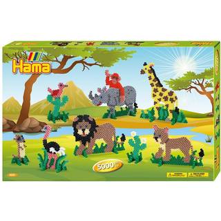 Hama Gaveæske Safari Indeholder: Ca. 5.000 perler 5 stiftplader: Giraf nr. 292, løve nr. 293, næsehorn nr. 295, struds nr. 296 og abe nr. 297 16 perlefødder Motivark, vejledning og strygepapir.