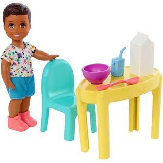 Barbie Skipper Babysitters, Inc. Dukke og tilbehør - Spisebord og stol samt 5 fortællingselementer til omsorgsfuld leg