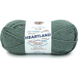 Lion Brand Heartland 136-154J Petrified Forest Indhold: Uni color: 100% akryl Tweed: 94% akryl, 6% viskose Vægt/længde: Uni color: 142 g = 230 meter Tweed: 113 g = 183 meter Anbefalede pinde:5.50 cm Strikkefasthed:10 x 10 cm = 16 m x 22 p Vask:Maskinvask / Finvask.