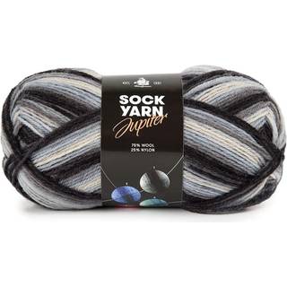Mayflower Sock Yarn Universe Venus 03 Multi mix Indhold: 75% Superwash uld, 25% Polyamid Vægt/længde: 50 gram = ca. 210 meter Anbefalede pinde: 2.50-3.00 mm Strikkefasthed: 10 x 10 cm = 28 m x 42 rk Finvask eller uldvask 40°C / Tørres fladt.