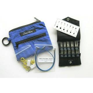 ChiaoGoo Udskiftelige Rundpindesæt Twist Blue Shorties, Small, 5 cm/8 cm Materiale:Rustfrit stål Type:Udskiftbare rundpinde Størrelser:3.50, 3.75, 4.00, 4.50 og 5.00 Pindelængde:5 og 8 cm Tilbehør: 3 x TWIST™ X-Flex kabler: 13, 15 og 20 cm i [S] 2 adaptere, 2 endestoppere, 2 strammenøgler, 5 maskemarkører og en mini pindemåler.