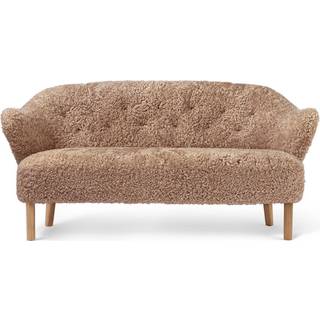 Audo Copenhagen Ingeborg 2,5-pers. sofa fåreskind sahara, ben eg natur