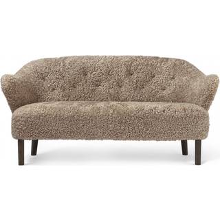 Audo Copenhagen Ingeborg 2,5-pers. sofa fåreskind sahara, ben røget eg