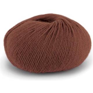 Du Store Alpakka Wool 532 Brændt Rust Indhold: 60% fineste alpaca, 40% uld Vægt/længde: 50 g = ca. 166 meter Anbefalede pinde: 3 mm Strikkefasthed: 10 cm = 27 m Vaskeanvisning:Håndvask ved 30grader. Vendes med vrangen udad før vask. Brug vaskepose. Brug vaskemiddel til uld/silke- gerne økologisk. Brug ikke skyldemiddel. Tørres fladt.