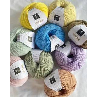 Du Store Alpakka Sterk 889 Olivengrøn Meleret Indhold:40% Alpaka, 40% Merinould, 20% Nylon Vægt/længde: 50 g = ca. 137 m Anbefalede pinde: 3.5 mm Strikkefasthed:10 cm = 22 m Håndvaskes ved max 30°. Vendes med vrangen udad før vask. Brug vaskepose. Brug vaskemiddel til uld/silke - gerne økologisk. Brug ikke skyldemiddel. Tørres fladt.