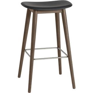 Muuto Fiber bar stool 75 cm black, mørkebrunbejdsede ben