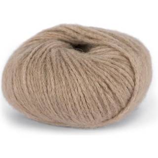 Du Store Alpakka Pus 4033 Safrangul Indhold: 70% Baby alpakka, 17% Akryl, 13% Polyamid Vægt/længde: 50 g = ca. 100 meter Strikkefasthed: 10 cm = 12 m Anbefalede pinde: 9mm Vask: Maskinvask 30 °c / Tåler ikke tørretumbling / Tørres.