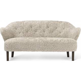 Audo Copenhagen Ingeborg 2,5-pers. sofa fåreskind moonlight, ben røget eg