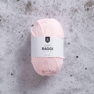 Järbo Soft Raggi 100g 31223 Raspberry Cream Milkshake Indhold: 65% Premium mikro akryl, 30% bambus, 5% polyester elastan Vægt/længde: 100 g = ca. 268 meter Anbefalede pinde: 3 mm Strikkefasthed: 10 x 10 cm = 25-26 m x 38 p Maskinvask, max 30°C / Tørres fladt.