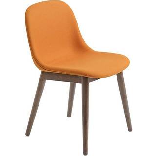 Muuto Fiber stol med træben stof Hero 451 orange, brunbejdsede egetræsben