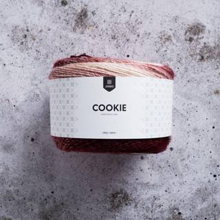 Järbo Cookie 200g 46221 Burgundy Indhold: 100% Akryl Vægt/længde: 200 gram = ca. 600 meter Anbefalede pinde: 5 mm Strikkefasthed: 10 x 10 cm = 18-19m x 27p Anbefalet hæklenål: 4.50 - 5 mm Hæklefasthed: 10 x 10 cm = 15fm x 18p Maskinvask, max 40°C / Tørres fladt / Brug ikke skyllemiddel.
