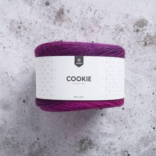 Järbo Cookie 200g 46223 Fuchsia Indhold: 100% Akryl Vægt/længde: 200 gram = ca. 600 meter Anbefalede pinde: 5 mm Strikkefasthed: 10 x 10 cm = 18-19m x 27p Anbefalet hæklenål: 4.50 - 5 mm Hæklefasthed: 10 x 10 cm = 15fm x 18p Maskinvask, max 40°C / Tørres fladt / Brug ikke skyllemiddel.