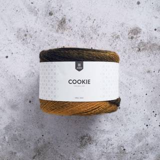 Järbo Cookie 200g 46222 Mustard Indhold: 100% Akryl Vægt/længde: 200 gram = ca. 600 meter Anbefalede pinde: 5 mm Strikkefasthed: 10 x 10 cm = 18-19m x 27p Anbefalet hæklenål: 4.50 - 5 mm Hæklefasthed: 10 x 10 cm = 15fm x 18p Maskinvask, max 40°C / Tørres fladt / Brug ikke skyllemiddel.