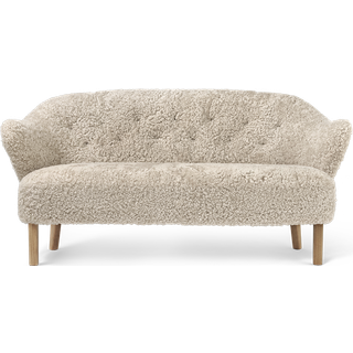 Audo Copenhagen Ingeborg 2,5-pers. sofa fåreskind moonlight, ben eg natur