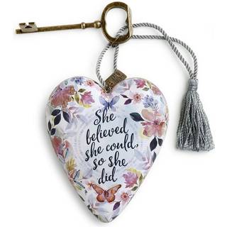 Demdaco Hun troede, at hun kunne, s? hun gjorde sommerfuglblomster 4 x 3 hjerteformet harpiks mindeshjertet hjerter dekoration med n?gle og kvast