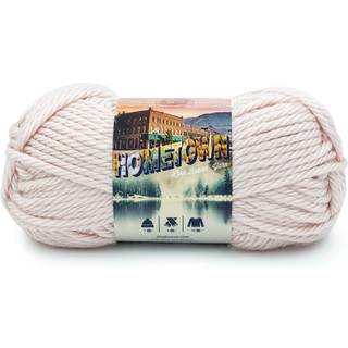 Lion Brand Hometown 135-140V Dillon Quartz Indhold: Uni color, mix, neon & twist: 100% akryl Tweed: 94% akryl, 6% viskose Vægt/længde: Uni color, mix, neon & twist: 142 g = ca. 74 meter Tweed: 113 g = ca. 59 meter Anbefalede pinde: 9.00 mm Strikkefasthed: 10 x 10 cm = 9 m x 12 p Vask: Maskinvask 40°C.