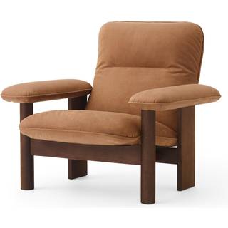 Audo Copenhagen - Brasilia Lounge Chair Solid Oak Dark stained Fabric Cat. 2 Dunes Col. Camel, - Lænestole - Anderssen & Voll - Træ farvet - Træ/Tekstilmateriale/Skum