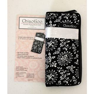ChiaoGoo Etui til Strømpepinde og Hæklenåle, 9x18 cm Indhold: 1 stk. etui til strømpepinde og hæklenåle Størrelse: Ca. 9x18 cm, når det er foldet sammen Kort om produktet: Elegant og praktisk opbevaringsløsning til dine strømpepinde og hæklenåle.
