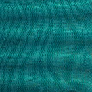 DROPS Fabel Long Print 918 Smaragd Indhold: 75% Uld, 25% Polyamid Garngruppe: A (23 - 26 masker) / 4 ply / fingering Vægt/længde: 50 gram = ca. 205 meter Anbefalede pinde: 3 mm Strikkefasthed: 10 x 10 cm = 24 m x 32 p Finvask eller Uldvask 40ºC / Brug aldrig skyllemiddel / Tørres fladt.