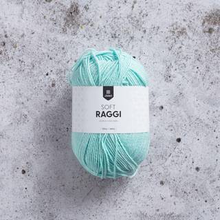 Järbo Soft Raggi 100g 31226 Millie Mint Milkshake Indhold: 65% Premium mikro akryl, 30% bambus, 5% polyester elastan Vægt/længde: 100 g = ca. 268 meter Anbefalede pinde: 3 mm Strikkefasthed: 10 x 10 cm = 25-26 m x 38 p Maskinvask, max 30°C / Tørres fladt.