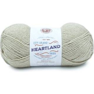 Lion Brand Heartland 136-099Q Dry Tortugas Indhold: Uni color: 100% akryl Tweed: 94% akryl, 6% viskose Vægt/længde: Uni color: 142 g = 230 meter Tweed: 113 g = 183 meter Anbefalede pinde:5.50 cm Strikkefasthed:10 x 10 cm = 16 m x 22 p Vask:Maskinvask / Finvask.