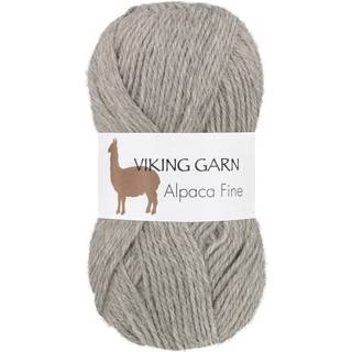 Viking Alpaca Fine 613 Lys grå Indhold: 85% alpaca, 15% højlandsuld Vægt/længde: 50 g. = ca. 166 meter Anbefalede pinde: 3 mm Strikkefasthed: 10 x 10 cm = 28 m Vask: Uldvask ved 30 ℃.