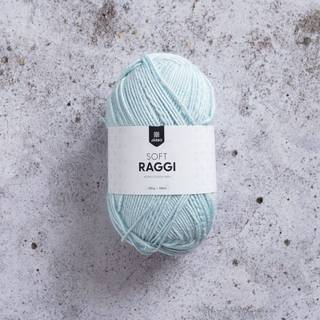 Järbo Soft Raggi 100g 31224 Blue Moon Milkshake Indhold: 65% Premium mikro akryl, 30% bambus, 5% polyester elastan Vægt/længde: 100 g = ca. 268 meter Anbefalede pinde: 3 mm Strikkefasthed: 10 x 10 cm = 25-26 m x 38 p Maskinvask, max 30°C / Tørres fladt.