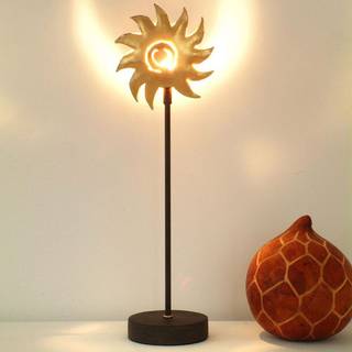 Fortryllende bordlampe SONNE GOLD i jern