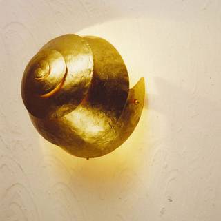 Stilfuld SNAIL ONE guld væglampe