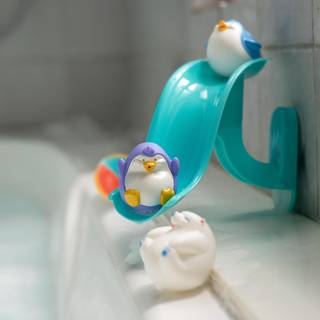 Nuby Penguin Slide Bath Leget?j Play Set med 4 Bath Squirters - Baby Bath Toys For Boys and Girls 12+ m?neder - Suge Cup Leget?j fastg?r til brus