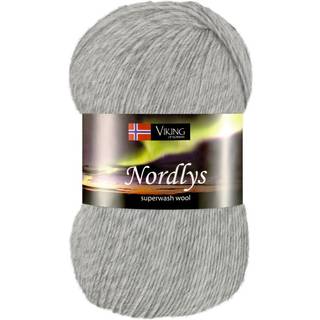 Viking Nordlys 915 Lys grå Indhold: 75% Superwash-behandlet uld, 25% nylon Vægt/længde: 100 gram = ca. 350 meter Anbefalede pinde: 2.50 mm Strikkefasthed: 10 cm = 28 m Vask: Skånsom maskinvask / Maks. 40ºC / Tørres fladt.