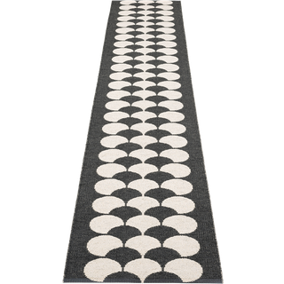 Pappelina, Poppy Black / Vanilla tæppe 70 x 350 cm