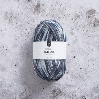 Järbo Bambu Raggi 100g 17212 Rockyblue print Indhold: 50% Uld Superwash / 25% Bambus / 25% Polyamid Vægt/længde: 100 gram = ca. 400 meter Anbefalede pinde: 3.00 mm Strikkefasthed: 10 x 10 cm = 27-28m x 40p Maskinvask, max 40°C / Tørres fladt.