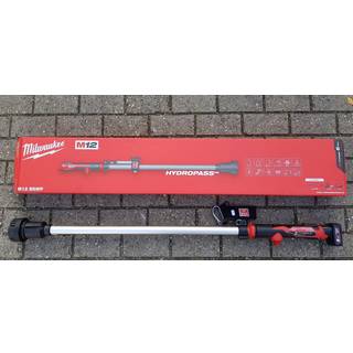 Milwaukee M12 BSWP-601 Vandpumpe med 6.0Ah batteri og oplader