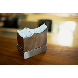 Philippi Design Elbharmonie Salt and Pepper Shakers modellerade på Elbphilharmonie Concert Hall Hamburg