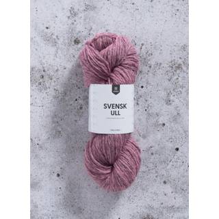 Järbo Svensk Ull 4tr 100g 17 Mårbacka rosa Indhold: 100% Svensk uld Vægt/længde: 100g = ca. 135 meter Anbefalede pinde: 5,00 mm Strikkefasthed: 10 cm x 10 cm = 19 m x 24 r Vaskes i hånden, lunkent vand / Tørres fladt.