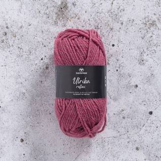Svarta Fåret Ulrika Reflex 549 Kristtorn bær pink Indhold: 88% uld, 12% polyester Vægt/længde: 50 g. = ca. 87 meter Anbefalede pinde: 4 mm Strikkefasthed: 10 x 10 cm = 20 m x 32 p Vask: Håndvask ved 30 ℃ / Tåler ikke tørretumbling / Tørres fladt.