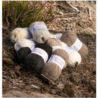 Viking Wool 563 Koral Indhold: 100% Highland merinould Vægt/længde: 50 gram = ca. 100 meter Anbefalede pinde: 4.5-5 mm Strikkefasthed: 10 cm = 18 masker Vask: Maskinvask ved max 30ºC / Brug ikke skyllemiddel / Tørres fladt.