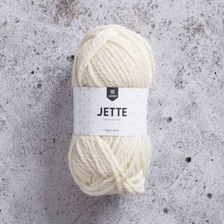 Järbo Jette 17 Vanilla white Indhold:100% ubehandlet ren uld Vægt/længde: 50 g = ca. 50 meter Anbefalede pinde: 7 mm Strikkefasthed: 10 x 10 cm = 12 m x 18 p Vask:Håndvask.