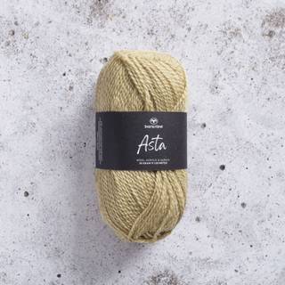 Svarta Fåret Asta 85 pale olive oil Indhold: 50% merinould, 35% akryl, 15% alpakauld Vægt/længde: 50 g = ca. 150 meter Anbefalede pinde: 3,5 mm Strikkefasthed: 10 x 10 cm = 24 m Vaskes på skåneprogram maks. 30°C / Tørres fladt.