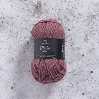 Svarta Fåret Ulrika Reflex 042 Fløjlsblomme Indhold: 88% uld, 12% polyester Vægt/længde: 50 g. = ca. 87 meter Anbefalede pinde: 4 mm Strikkefasthed: 10 x 10 cm = 20 m x 32 p Vask: Håndvask ved 30 ℃ / Tåler ikke tørretumbling / Tørres fladt.