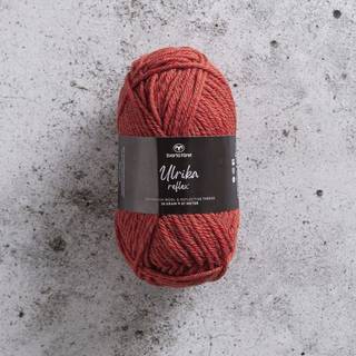 Svarta Fåret Ulrika Reflex 090 Terracotta guld Indhold: 88% uld, 12% polyester Vægt/længde: 50 g. = ca. 87 meter Anbefalede pinde: 4 mm Strikkefasthed: 10 x 10 cm = 20 m x 32 p Vask: Håndvask ved 30 ℃ / Tåler ikke tørretumbling / Tørres fladt.