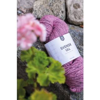 Järbo Svensk Ull 3tr 100g 59017 Mårbacka pink Materiale: 100% svensk uld Vægt/længde: 100 g = ca. 180 meter Anbefalede pinde: 4.00 mm Strikkefasthed: 10 x 10 cm = 21 m x 26 p Vask: Håndvask / Tørres fladt.