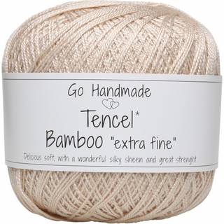 Go Handmade Tencel Bamboo Extra Fine 17730 Naturhvid Indhold:60% Bambus, 40% Tencel Vægt/længde:50 g = 370 m Anbefalede pinde:2-2,5 mm Strikkefasthed:10 cm = 38-40 m Kan vaskes på maskine, maks. 40°C / Tørres fladt .